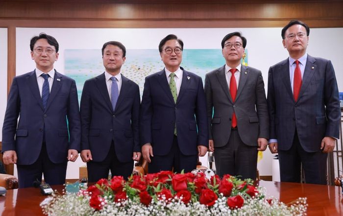 우원식 국회의장이 지난 15일 서울 여의도 국회 집무실에서 여야 원내대표단과 기념촬영을 하고 있다.ⓒ뉴시스