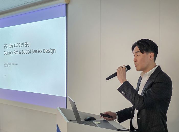 삼성전자 MX사업부 디자인팀장 이일환 부사장이 갤럭시의 새로운 디자인 방향으로 