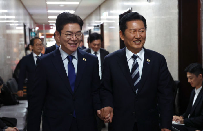 정청래(오른쪽) 더불어민주당 대표와 정원오 서울시장 후보가 10일 서울 여의도 국회에서 차담을 하기 위해 손을 잡고 당대표실로 이동하고 있다. ⓒ뉴시스