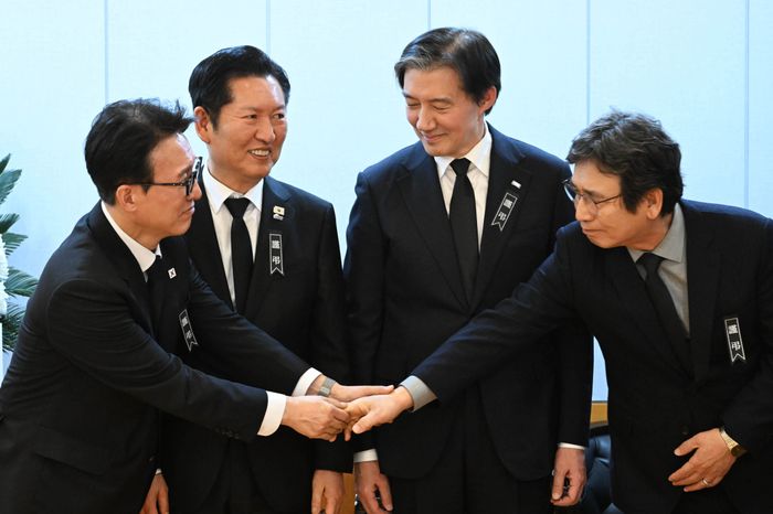 김민석 국무총리가 지난 1월 27일 서울 종로구 서울대학교병원 장례식장에 마련된 이해찬 민주평화통일자문회의 수석부의장 빈소에서 정청래 더불어민주당 대표, 조국 조국혁신당 대표, 유시민 작가와 대화하고 있다. ⓒ 뉴시스