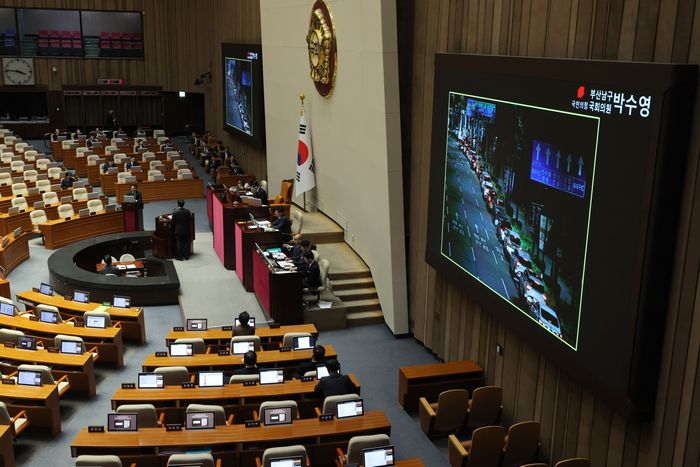 박수영 국민의힘 의원이 6일 오후 서울 여의도 국회에서 열린 제434회국회(임시회) 제2차 본회의에서 김민석 국무총리에게 주유소 차량행렬 사진을 보여주며 최고가격제에 대한 대정부질문을 하고 있다. ⓒ뉴시스