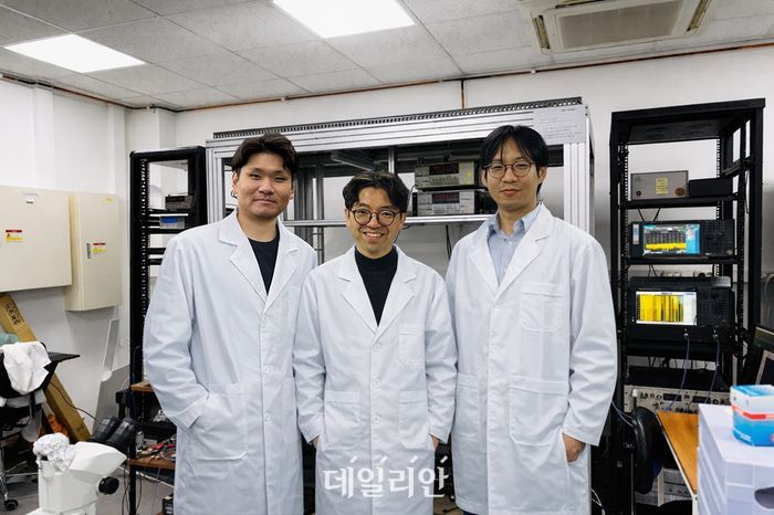 (왼쪽부터)유무진 박사후연구원, 김갑진 교수, 박민규 연구교수.ⓒKAIST