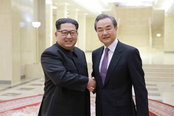 김정은 북한 국무위원장과 왕이 중국 외교부장 ⓒ노동신문/뉴시스