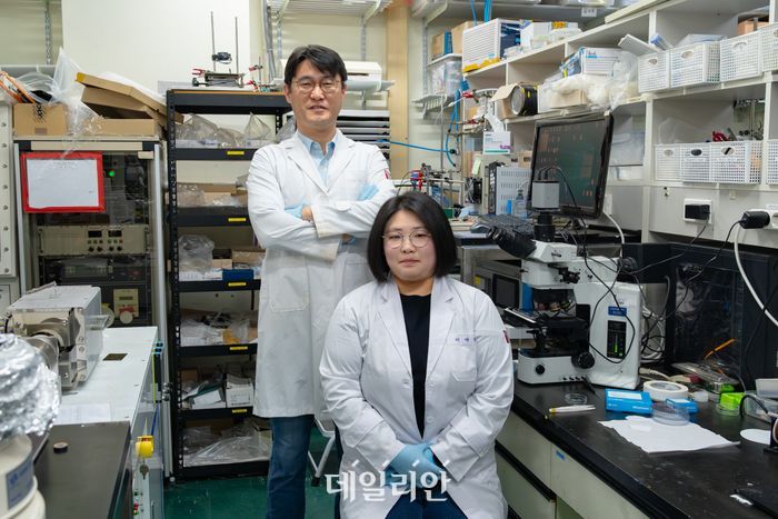 윤명한 신소재공학과 교수(왼쪽)와 이다영 박사가 수소 생산 효율을 극대화한 차세대 촉매 기술을 개발했다.ⓒGIST