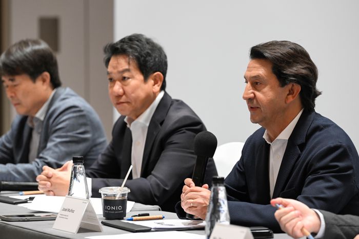 (왼쪽부터) 중국 CTO 허재호 전무, 현대제네시스 글로벌디자인담당 이상엽 부사장, 현대자동차 호세 무뇨스 사장이 지난 24일(현지시간) 베이징 국제전람중심 순의관 컨벤션센터에서 진행된 미디어 간담회에서 기자들의 질문에 답하고 있다.ⓒ현대자동차