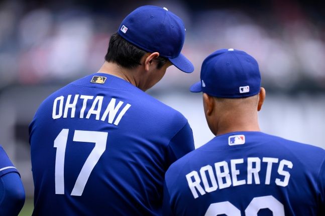 오타니 쇼헤이-데이브 로버츠 감독. ⓒ AP=뉴시스