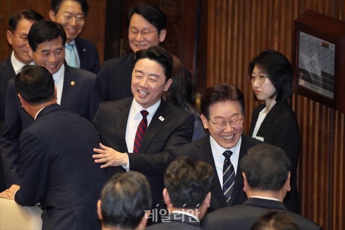 이재명 대통령이 지난 2일 서울 여의도 국회 본회의장에서 중동 사태 대응 등을 위한 추가경정예산안에 대한 시정연설을 하고 회의장을 나서며 의원들과 인사하고 있다. ⓒ데일리안 홍금표 기자