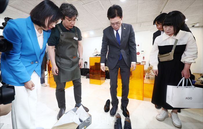 정원오 더불어민주당 서울시장 후보가 24일 오후 서울 성동구 언더스탠드에비뉴에 마련된 청각장애인 수제화 브랜드 