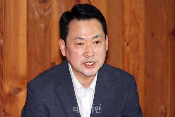 장동혁 국민의힘 대표가 22일 오전 강원도 양양 수산리어촌마을회관에서 열린 국민의힘 마을회관 현장 공약 발표에서 강원도 지역 공약을 발표하고 있다. ⓒ데일리안 홍금표 기자