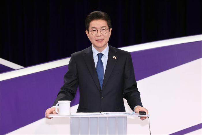 정원오 더불어민주당 서울시장 예비후보가 지난달 31일 서울 마포구 상암동 MBC 신사옥에서 열린 더불어민주당 서울시장 후보자 본경선 합동토론회에서 토론 준비를 하고 있다. ⓒ국회사진기자단