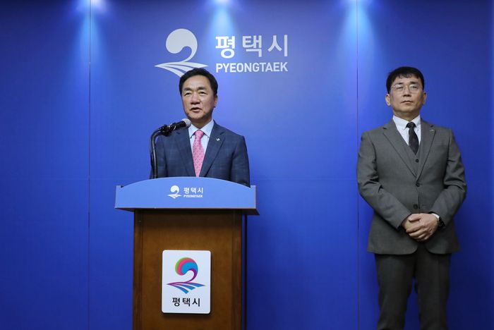 왼쪽부터 정장선 평택시장, 홍승완 LH평택사업본부장ⓒ평택시제공