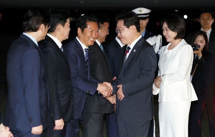 베트남 국빈 방문 일정을 마친 이재명 대통령이 24일 경기 성남 서울공항에 도착해 정청래 더불어민주당 대표와 인사하고 있다. ⓒ뉴시스