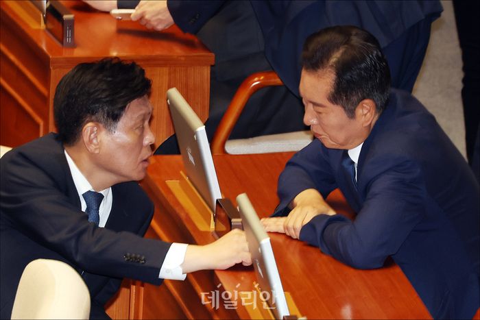 더불어민주당 정청래 대표와 조승래 사무총장이 지난해 9월 10일 오전 서울 여의도 국회 본청에서 열린 국회 본회의에서 대화를 하고 있다. ⓒ데일리안 홍금표 기자