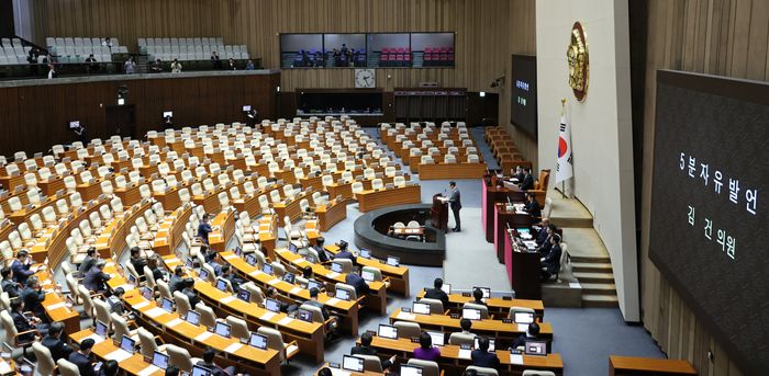 김건 국회 외교통일위원회 국민의힘 간사가 28일 오후 서울 여의도 국회에서 열린 제434회국회(임시회) 제8차 본회의에서 통일부장관(정동영) 해임건의안 관련 5분 자유발언을 하고 있다. 여당 의원석이 비어있다. ⓒ뉴시스