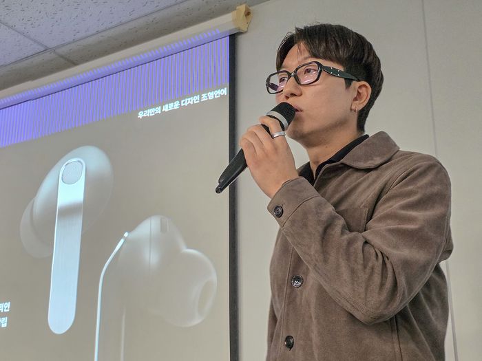 삼성전자 MX사업부 디자인팀 송준용 그룹장이 갤럭시 버즈4 시리즈 디자인에 대해 소개하고 있다.ⓒ삼성전자