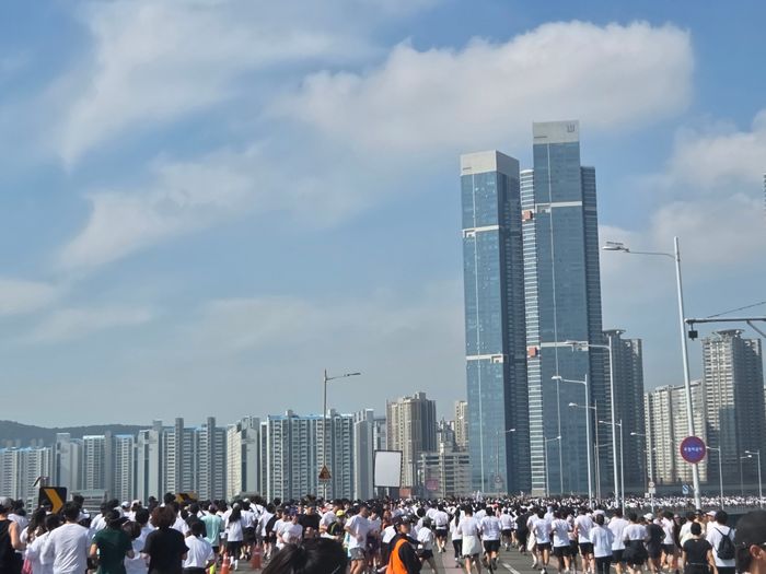 지난 5일 부산 광안대교 구간에서 ‘제13회 메르세데스-벤츠 기브앤 레이스’ 참가자들이 바다 위 도로를 따라 달리며 장관을 연출하고 있다. ⓒ데일리안 정진주 기자