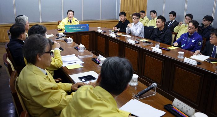 이재명 대통령이 8일 경기 의왕 내륙컨테이너 기지 제2터미널에서 열린 고유가 위기극복을 위한 화물운송·물류업계 현장 간담회에서 발언하고 있다. ⓒ뉴시스