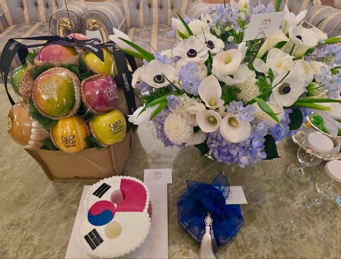 청와대는 1일 프라보워 수비안토 인도네시아 대통령 숙소에 8자형 기념 케이크, 8각함에 담아낸 한과세트 등 웰컴키트를 비치했다고 밝혔다. ⓒ청와대 제공