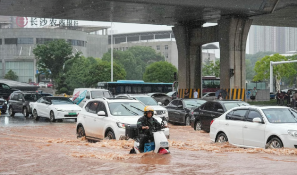 폭우로 물에 잠긴 중국 후난성 창사의 한 도로.(자료사진) ⓒAFP
