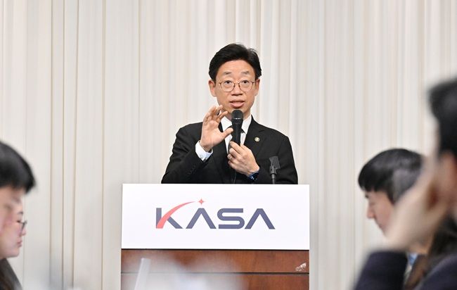 오태석 우주항공청장이 8일 서울 종로구 한 식당에서 진행한 출입기자단 오찬 간담회에서 기자들 질의에 답변하고 있다. ⓒ우주항공청