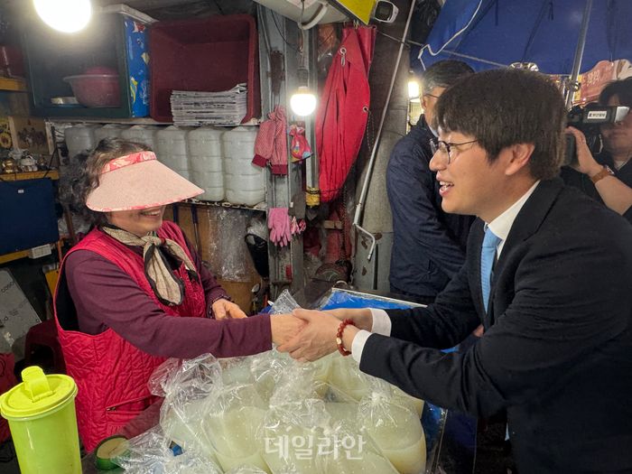 하정우 전 청와대 AI미래기획수석이 29일 오후 부산 북구 구포시장에서 상인과 인사를 나누고 있다. ⓒ데일리안 오수진 기자
