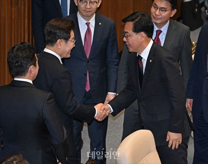 이재명 대통령이 2일 국회 본회의장에서 중동 사태 대응을 위한 추가경정예산안 관련 시정연설을 마친 뒤 송언석 국민의힘 원내대표와 인사를 나누고 있다. ⓒ데일리안 홍금표 기자