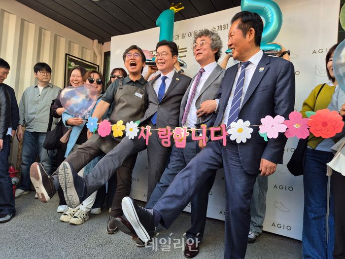 정원오(가운데) 더불어민주당 후보가 24일 서울 성수동에 있는 사회적기업 