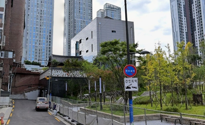 서울특별시 성동구 고산자로8라길 14에 위치한 지하 1층~지상 3층 규모의 전수관(왼쪽)과 굿당(오른쪽) 건물 전경 ⓒ네이버 지도