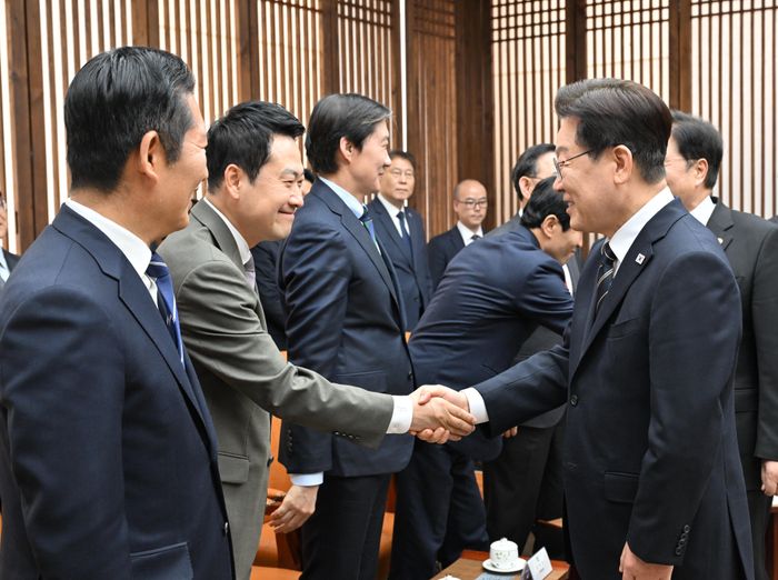 이재명 대통령이 2일 서울 여의도 국회에서 추가경정예산안 시정연설에 앞서 환담을 위해 입장하며 장동혁 국민의힘 대표와 인사하고 있다.ⓒ뉴시스