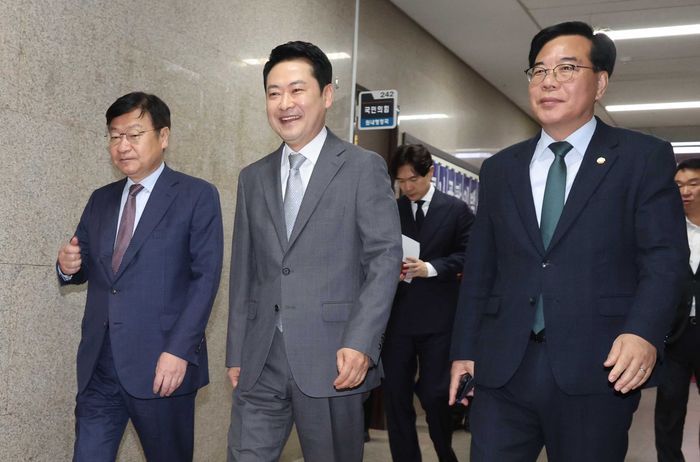 장동혁 국민의힘 대표가 1일 오전 서울 여의도 국회 당대표실에서 나와 정책공모전 시상식 행사 장소로 이동하고 있다. 왼쪽부터 정점식 정책위의장, 장 대표, 송언석 원내대표. ⓒ 뉴시스
