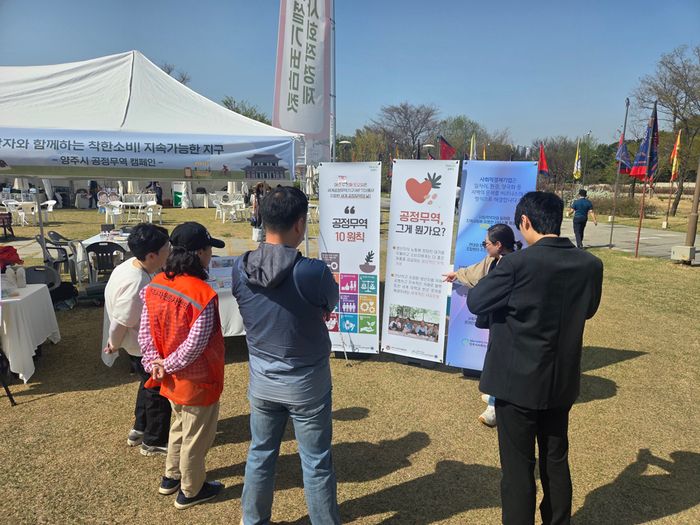 시민들이 지난주말 열린 양주 회암사지 왕실축제 행사에 참여하고 있다.ⓒ