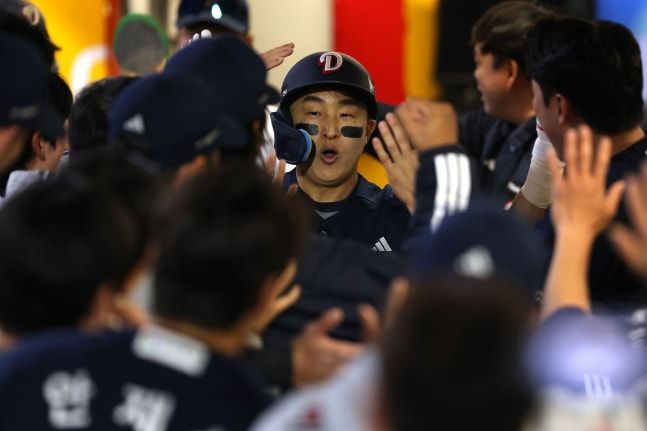 이적 후 홈런포 가동한 손아섭이 두산 동료들의 축하를 받고 있다. ⓒ 두산 베어스