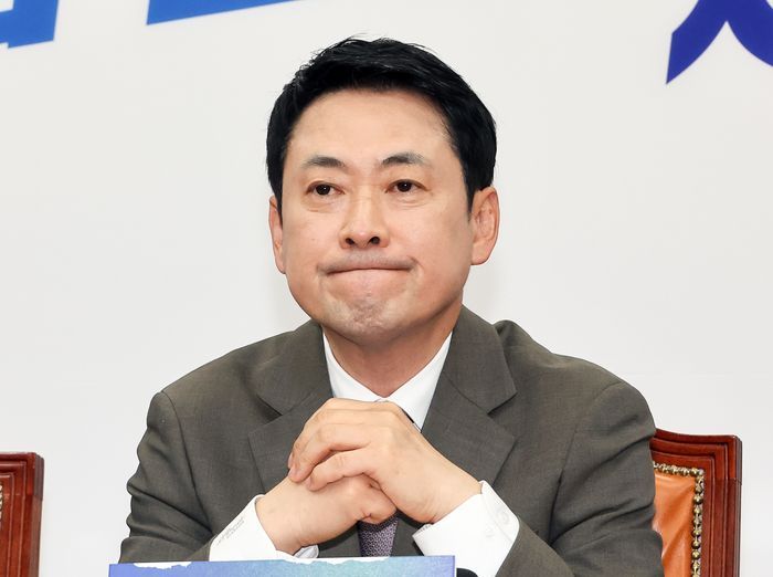 국민의힘 장동혁 대표가 지난 10일 국회에서 열린 긴급최고위원회의에서 잠시 생각에 잠겨 있다. ⓒ 연합뉴스