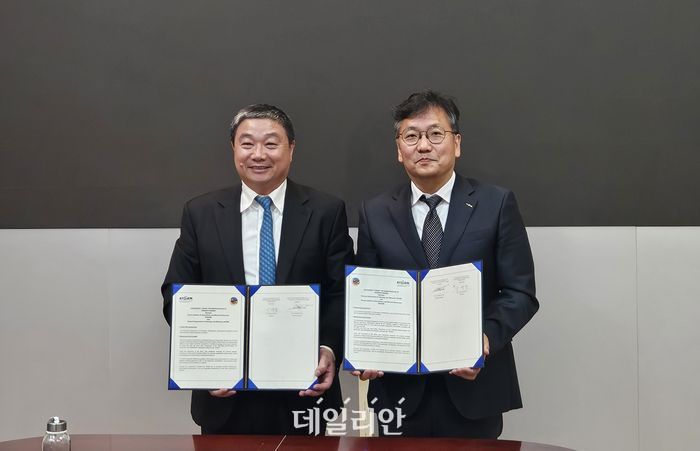 이명종 KIGAM 부원장(오른쪽)이 23일 베트남 하노이에서 KIGAM-VDGM Agreement under 업무협약을 체결한 후 기념촬영을 하고 있다.ⓒKIGAM