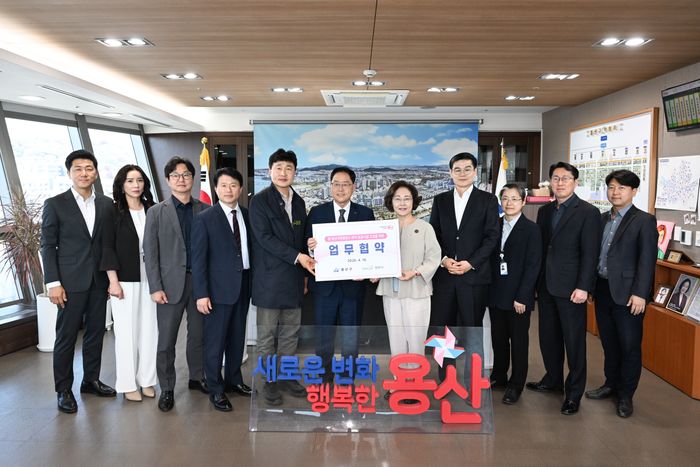 경기 양주시와 서울 용산구가 백석읍 체육시설 조성 업무협약을 체결한후 기념사진을 찍고 있다.ⓒ