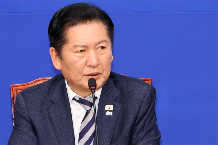 정청래 더불어민주당 대표가 지난달 24일 오전 서울 여의도 국회에서 열린 더불어민주당 