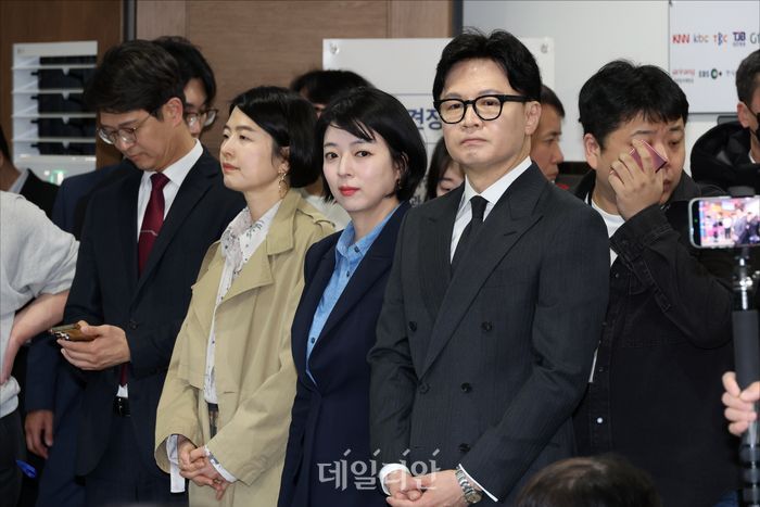 한동훈 국민의힘 전 대표가 지난달 20일 오후 서울 여의도 국회 소통관 기자회견장에서 기자회견을 마친 김종혁 국민의힘 전 최고위원의 질의응답을 지켜보고 있다. ⓒ데일리안 홍금표 기자