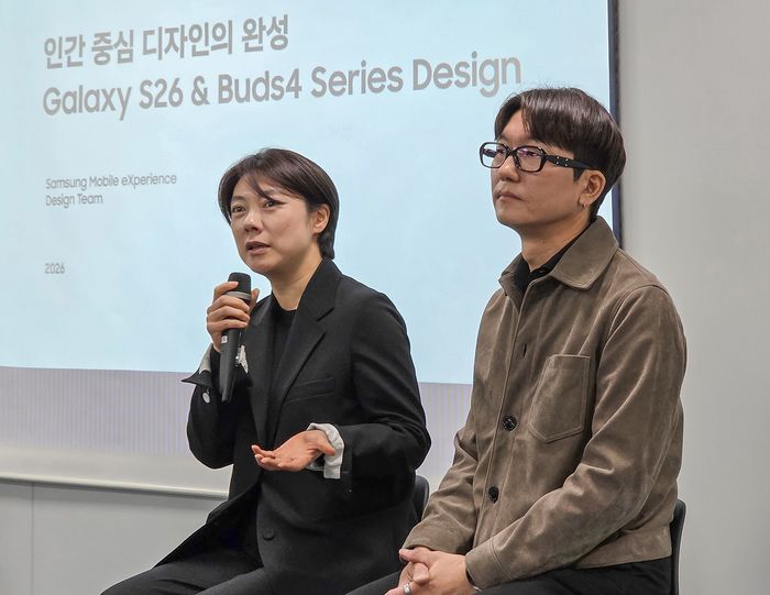 삼성전자 디자인팀 이지영 상무와 송준용 그룹장이 질문에 답을 하는 모습ⓒ삼성전자