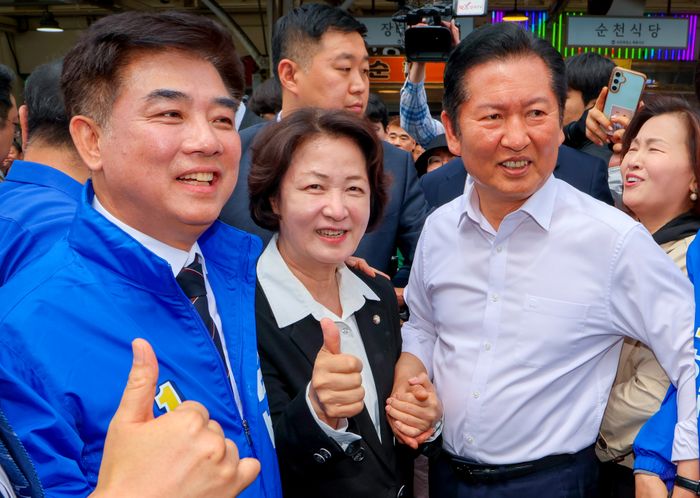 추미애 더불어민주당 경기지사 후보, 정청래 대표, 김병욱 성남시장 후보가 19일 오후 경기 성남시 모란민속5일장을 방문해 시민들과 인사를 나누고 있다. ⓒ 뉴시스