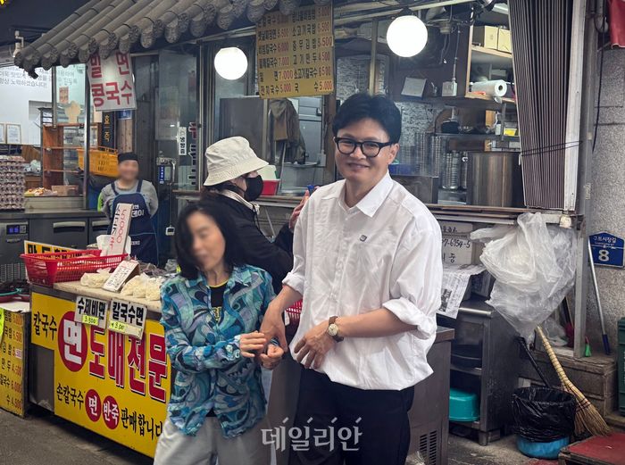 한동훈 전 국민의힘 대표가 29일 오후 부산 북구 구포시장에서 시민들과 만나고 있다. ⓒ데일리안 오수진 기자