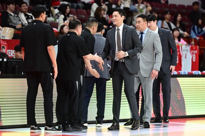 경기가 끝난 뒤 악수하는 SK 전희철 감독. ⓒ KBL