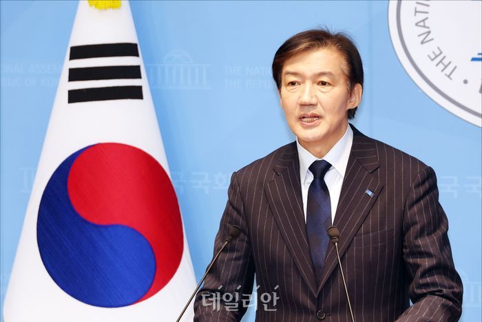 조국 조국혁신당 전 비상대책위원장이 지난해 11월 서울 여의도 국회 소통관 기자회견장에서 당대표 출마 선언 기자회견을 하고 있다.ⓒ데일리안 홍금표 기자