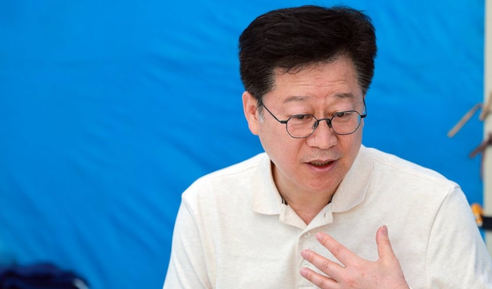 6·3 지방선거 더불어민주당 전북지사 경선에서 이원택 의원에게 패배한 안호영 의원이 12일 국회 본청 앞에서 이 후보의 