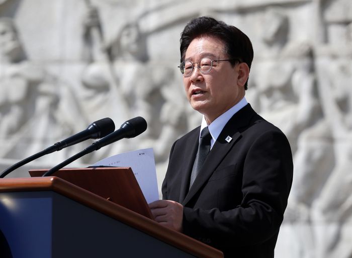 이재명 대통령이 19일 서울 강북구 국립4·19민주묘지에서 열린 제66주년 4·19 혁명 기념식에서 기념사를 하고 있다. ⓒ 뉴시스