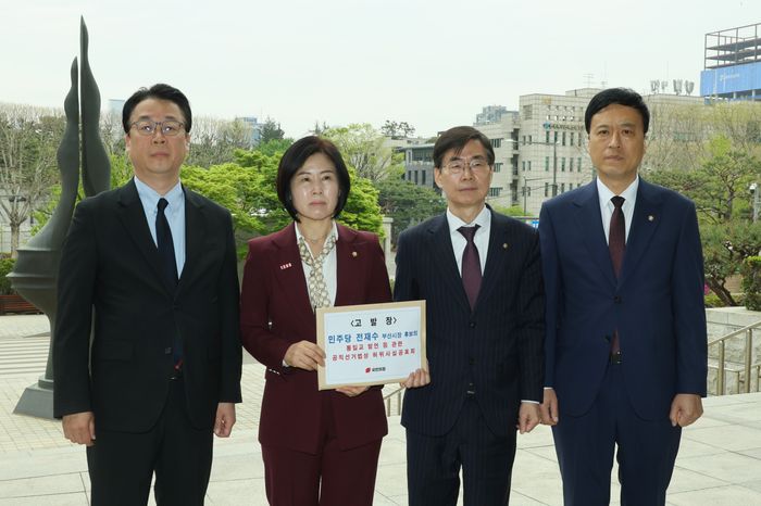 국민의힘 곽규택 법률자문위원장(왼쪽부터), 김미애·조경태·정성국 의원이 더불어민주당 전재수 부산시장 후보의 통일교 의혹 관련 