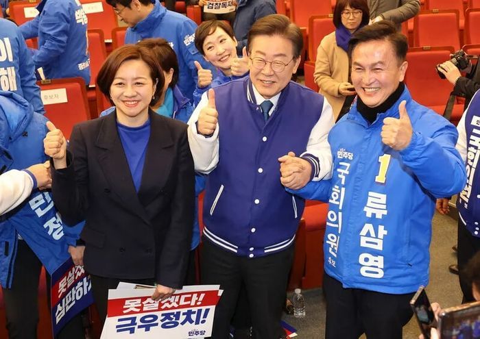 지난 2024년 3월국회에서 열린 더불어민주당 서울시당 선거대책위원회 출범식에서 당시 이재명 대표(가운데)가 조수진 서울 강북을 후보(왼쪽) 등과 기념촬영을 하고 있다. 조 후보는 성범죄 변호 논란으로 인해 후보직에서 사퇴했다. ⓒ연합뉴스