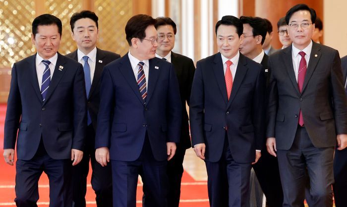 이재명 대통령이 7일 청와대에서 열린 여야정 민생경제협의체 회담 및 오찬에 정청래 더불어민주당 대표, 장동혁 국민의힘 대표 등 참석자들과 입장하고 있다. ⓒ 뉴시스