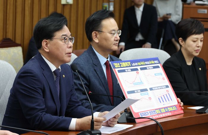 송언석 국민의힘 원내대표가 24일 오전 서울 여의도 국회에서 열린 원내대책회의에서 발언을 하고 있다. ⓒ 뉴시스
