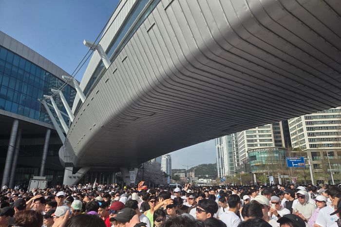 지난 5일 부산 해운대구 벡스코 일대에서 열린 ‘제13회 메르세데스-벤츠 기브앤 레이스’ 출발 전, 2만명의 참가자들이 집결해 인산인해를 이루고 있다. ⓒ데일리안 정진주 기자