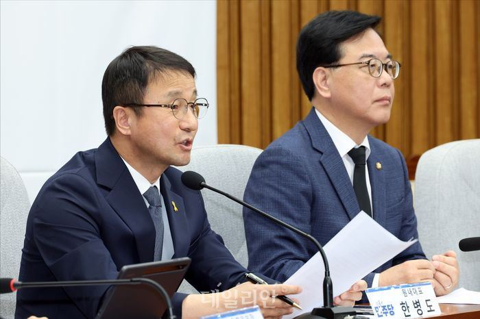 한병도 더불어민주당 원내대표가 지난 16일 국회에서 열린 중동 상황 대응·극복을 위한 더불어민주당·국민의힘 원내대표 긴급 점검 회의에 참석해 발언하고 있다. ⓒ데일리안 홍금표 기자